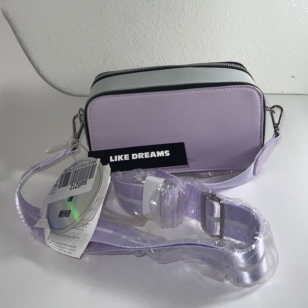 A dual toned fashionable box crossbody with padded texture on front body.